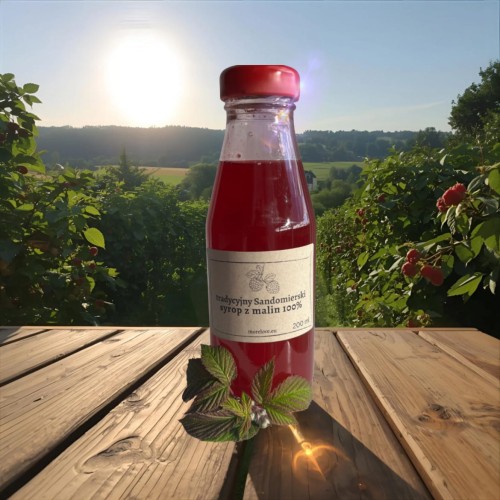 syrop malinowy do herbaty butelka na stole listek Chata Morelove