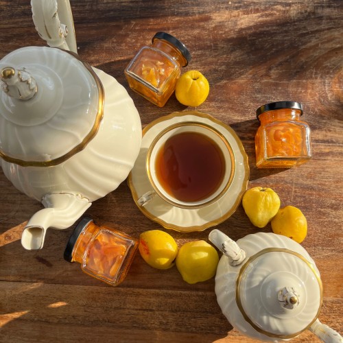 pigwowiec do herbaty czajniczek na stole visual Chata Morelove.JPEG